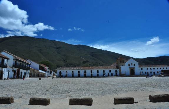 A enorme praça central de Villa de Leyva, na Colômbia